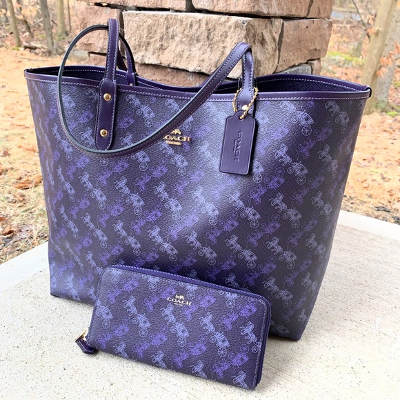 Coach Handbags - Authentic Coach Reversible leather Tote w Wallet🌸